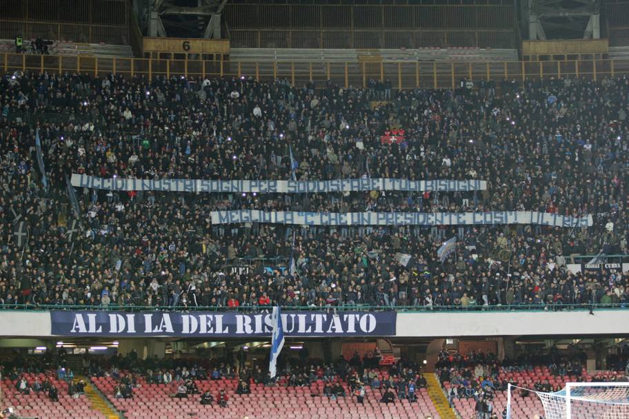 Napoli-Milan non � ancora cominciata e in curva B appare uno striscione polemico nei confronti di Aurelio De Laurentiis: 